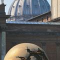Sfera con sfera, 1989-1990. Bronzo, ø 400 cm. Città del Vaticano, Musei Vaticani, Cortile della Pigna. Foto Carlo Orsi
