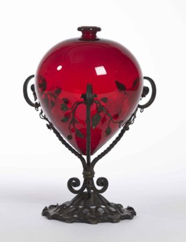 Vaso in vetro soffiato rosso rubino con base in ferro battuto, eseguito dalla CVM Pauly & C., 1925-27