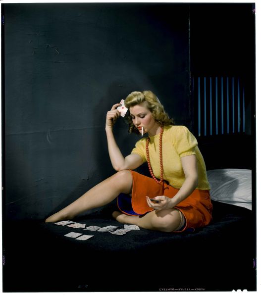 Donna in cella, che gioca a solitario, 1950 ca.