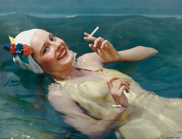 Camel Cigarettes, Ragazza in piscina, 1936