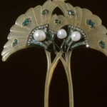 Georges Fouquet (1862 - 1957), Spillone doppio 1905-1906 Corno, oro, smalti su maglie, diamanti, perle 15 x 8 cm  Patrick Pierrain / Petit Palais, Paris, Paris/Roger - Viollet