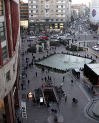 Una delle sue ultime realizzazioni: la risistemazione di piazza San Babila con la fontana