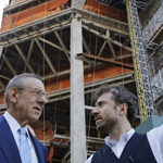 Stephen Ross, presidente di Related Companies, che  sta sviluppando Hudson Yards, con il progettista della torre-monumento, Thomas Heatherwick (Ap)