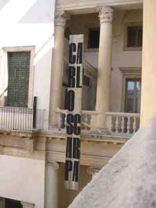 Insegna esterna sul cortile di Palazzo Barbaran da Porto