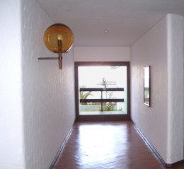 Una delle appliques con bulbo in vetro soffiato