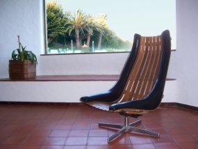 La poltrona reclinabile in legno curvo