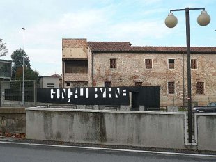 Esterno della chiesa di San Silvestro con la struttura segnale della mostra