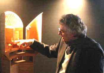 Mario Botta spiega un suo progetto