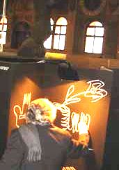 Mario Botta schizza con il gesso un suo progetto