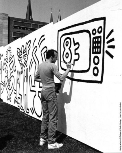 Keith Haring mentre dipinge il murale