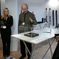 I componenti della giuria illustrano i prodotti selezionati