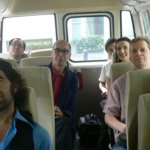 16 Walter Bettens, editore di DAMn in primo piano su bus di giornalisti, Singapore 2007