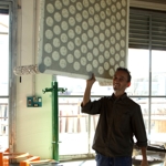 Paolo Ulian che solleva il tavolino HONEYCOMB