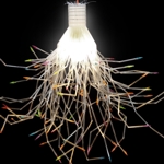 Anemone<br>Lampada a sospensione<br>E' composta da 100 bracci snodabili realizzati con corpi di penne Bic Cristall.<br>La snodabilit dei singoli bracci permette di variare in qualsiasi momento, l'aspetto generale del diffusore
