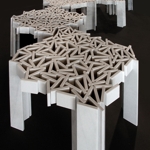 Wabi<br>Tavolino in marmo<br>Prototipi realizzati da Bufalini Marmi - 2010<br>Tavolino realizzato unendo tra loro e in modo irregolare piccoli frammenti di listarelle di scarto di diversi tipi di marmo. La dimensione ridotta del tavolino e la forma irregolare del suo piano permettono di usarlo sia singolarmente o in combinazione con altri tavolini dello stesso tipo per ottenere una superficie di appoggio maggiore