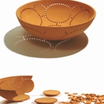 Una seconda vita - Centrotavola in ceramica.<br>Attese Edizioni - 2006<br>I piccoli fori a tratteggio delineano all'interno del centrotavola una serie di forme ellittiche che in caso di rottura potrebbero salvarsi e quindi, svincolarsi dal contesto del centrotavola acquisendo una propria autonomia di piccole ciotole. La rottura accidentale pu trasformarsi cos da evento negativo a evento generatore di nuovi stimoli e nuove realt. Mi piace pensare che questo oggetto possa essere un sorta di ammonimento a non disfarsi delle cose con troppa facilit, nemmeno quando, apparentemente, sono solo dei cocci