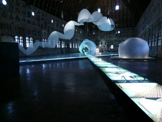 Vista dal fondo del Salone con la ricostruzione della Oribe Tea House sulla destra