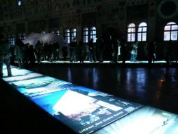La fila di persone generata dalla pedana-percorso