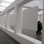 Prima sezione, struttura strombata al piano terra, retro dei pannelli che supportano le opere