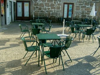 La cadeira portuguesa in uno slargo di Vila Nova de Cerveira