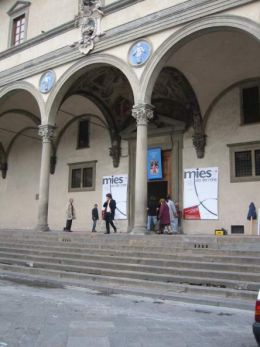 Ingresso dell'Istituto degli Innocenti e della mostra