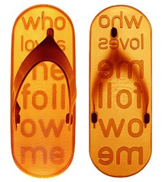 Print - Ciabattine da spiaggia - Produzione Sensi & C., 2001. Ciabattine dotate di una suola su cui é stampata a rilievo e al contrario la frase "Who loves me follow me". Un elementare strumento di stampa che consente di lasciare un messaggio a bassorilievo ovunque vi sia un terreno adatto