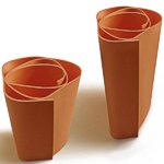 Vaso Rosae - Attese Edizioni, 2009. Vasi in terracotta realizzati arrotolando un unico foglio in argilla su se stesso. Lo spazio centrale può accogliere un mazzo di fiori mentre gli spazi laterali sono perfetti per esporre anche un solo fiore