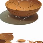 Una seconda vita - Centrotavola in ceramica - Attese Edizioni, 2006. I piccoli fori a tratteggio delineano all'interno del centrotavola una serie di forme ellittiche che in caso di rottura potrebbero "salvarsi" e quindi, svincolarsi dal contesto del centrotavola acquisendo una propria autonomia di piccole ciotole. La rottura accidentale può trasformarsi così da evento negativo a evento generatore di nuovi stimoli e nuove realtà. Mi piace pensare che questo oggetto possa essere un sorta di ammonimento a non disfarsi delle cose con troppa facilità, nemmeno quando, apparentemente, sono solo dei cocci