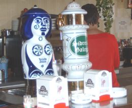 Fotografia di un caff Gallego con un distributore di birra a pressione in ceramica, prodotto da Sargadelos