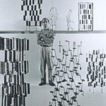 Harry Bertoia con sue sculture, 1956. Foto John B. Willenbecher