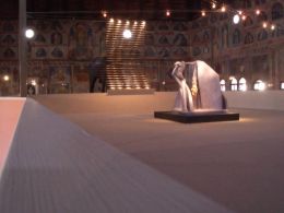 La scultura C'era una volta con sullo sfondo il cavallo ligneo quattrocentesco