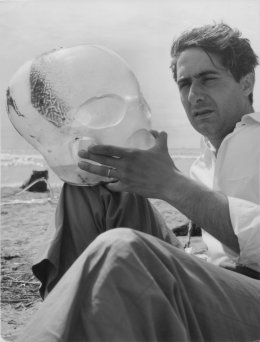 Vinicio Vianello con il vaso Esplosione nucleare