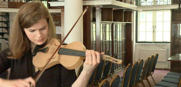 Il violino realizzato con la seta dei ragni