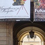 Stendardo all'ingresso della mostra a Palazzo Reale