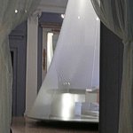 Sala finale con l'ultima campana in garza scenica per i mobili moderni