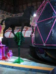 Panoramica in cui il grande cavallo ligneo presente nel salone e' inglobato nell'esposizione