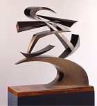 Linee forza del pugno di Boccioni, 1956 circa. (Il progetto esecutivo in cartone tamburato rosso risale al 1915 - 1916). Scultura in metallo, 80x74x25,5 cm