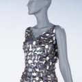 Paco Rabanne, Abito a dischi, 1967. Paillette in plastica unite da filo metallico, mm 700 x 410. Victoria and Albert Museum, Londra