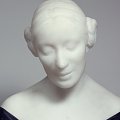 Albert Bartholom (Thiverval-Grignon, 1848 - Paris, 1928) - Buste de Madame Bartholom, inizio XX secolo, Marbre blanc et marbre noir 54 x 49 x 29 cm -  Petit Palais / Roger-Viollet