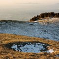 Inverno. Veduta dalla Cima Grappa verso la Pianura padana. In lontananza i Colli Euganei e la citt di Bassano. In primo piano il cratere di una bomba. Fotografia di Giovanni Simeone