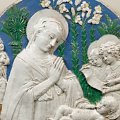 Bottega Della Robbia (seconda metà del XV secolo) - Tondo robbiano - Maiolica, diametro 63,5 cm; spessore 3 cm Colori: bianco, azzurro, giallo, ramina e bruno - Roma, Museo Nazionale del Palazzo di Venezia