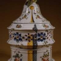 Bruciaprofumi in maiolica con decoro alla rosa, Nove, Fabbrica P. Antonibon, 1750-1770. Musei Civici Treviso