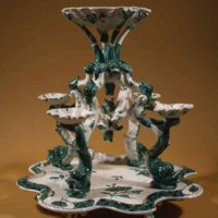 Centrotavola del servizio del tulipano verde, maiolica con decoro a piccolo fuoco in nero e verde, Treviso, fabbrica Rossi-Ruberti alla Fiera, 1770-1780. Musei Civici Treviso