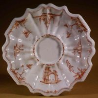 Piatto in maiolica con decoro a gran fuoco rosso-rosato, Nove, fabbrica P. Antonibon, 1740-1770. Musei Civici Treviso