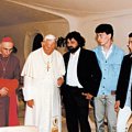 Caravaggio, giugno 1992. Mario Toffetti con Papa Giovanni Paolo II, l'allora Vescovo di Cremona S. E. Mons. Enrico Assi, la moglie (a sinistra) e i figli dell'artista (a destra) nel giorno dell'inaugurazione della Cappella del Centro di spiritualit del Santuario di Caravaggio