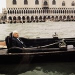 Aurelio Amendola, Giorgio De Chirico, Venezia, 1972, fotografia a colori, 40x40cm Copyright ©Aurelio Amendola, courtesy Massimo Minini