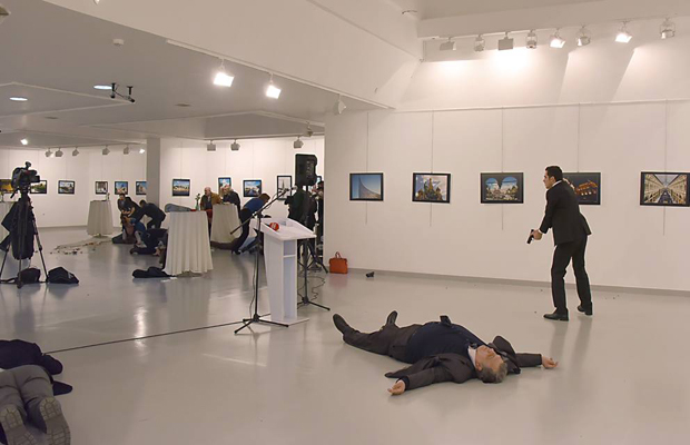 Omicidio in diretta. Ucciso ambasciatore russo in Turchia