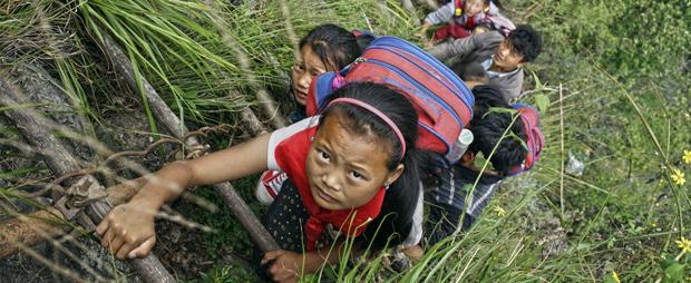 In Cina. Scalare la montagna per tornare a casa da scuola. Foto ©Imagine China - AP