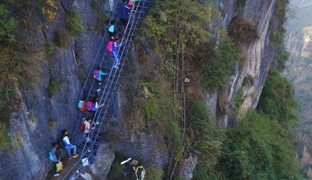 In Cina. Scalare la montagna per tornare a casa da scuola. Foto ©Imagine China - AP