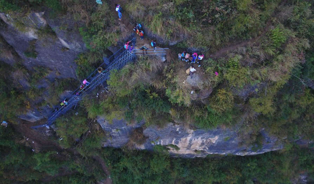 In Cina. Scalare la montagna per tornare a casa da scuola. Foto ©Imagine China - AP